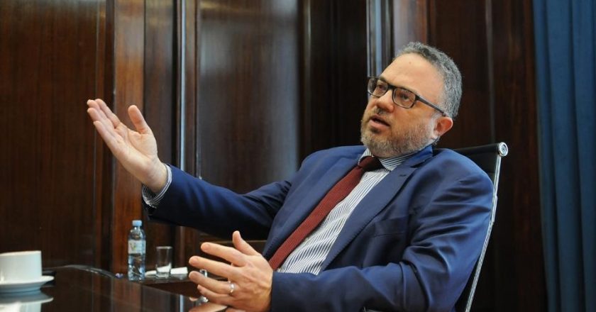 El Gobierno confirmó que evalúa también pagar la mitad de los salarios de mayo