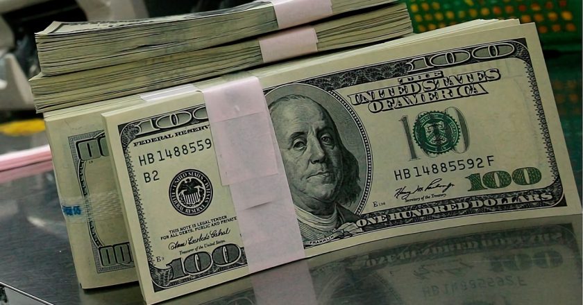 Denuncian que empresarios destinaron la ayuda estatal para pagar salarios a comprar dólares