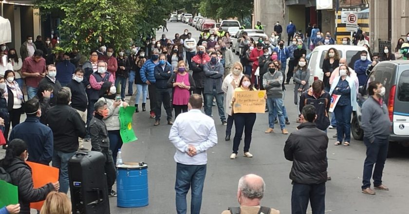 Con distanciamiento social. trabajadores de la vivienda realizaron una asamblea en Tucumán