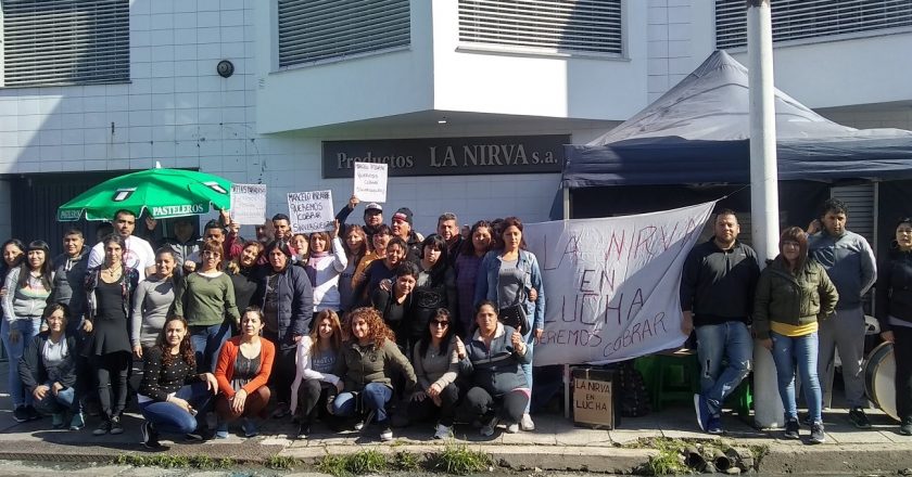 La Nirva les debe 7 meses y los empleados instalan una olla popular en los portones para que no la vacíen