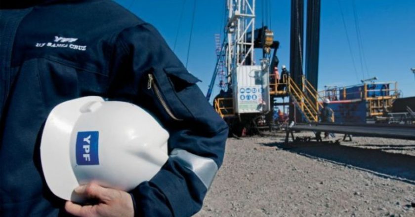 Petroleros alertan sobre recortes salariales en YPF