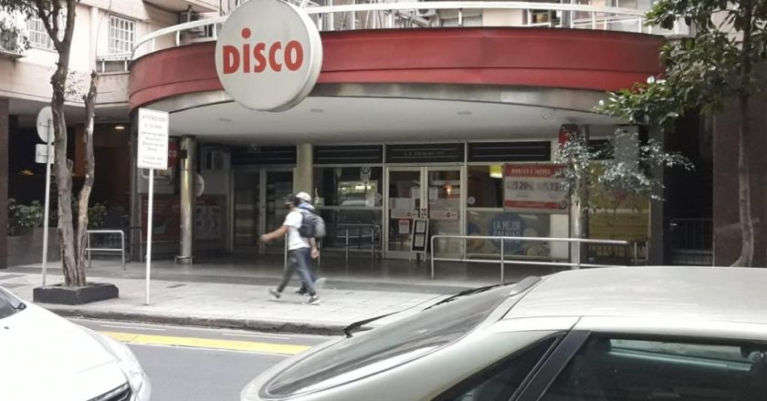 Bronca de los empleados porque Disco se niega a cerrar y los obliga a rotar por sucursales con Covid-19