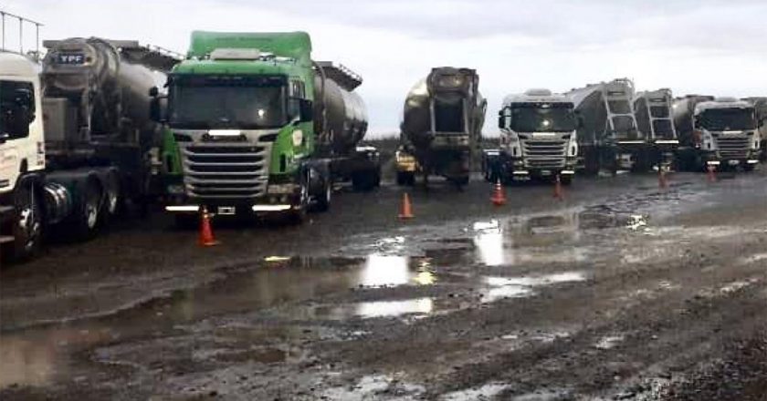 Camioneros paralizó la actividad petrolera en Neuquén por salarios adeudados