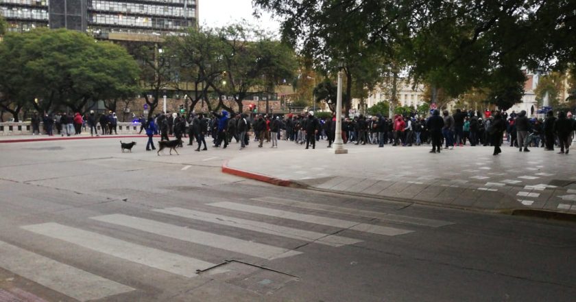 Crece la crisis del transporte en Córdoba y más de 500 choferes rompieron la cuarentena para protestar frente al municipio