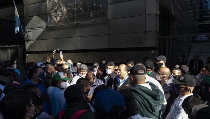 Choferes de Plusmar se movilizaron porque les deben salarios desde marzo