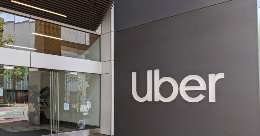 Alerta en los choferes argentinos luego de que Uber despidiera 3500 empleados por videollamada