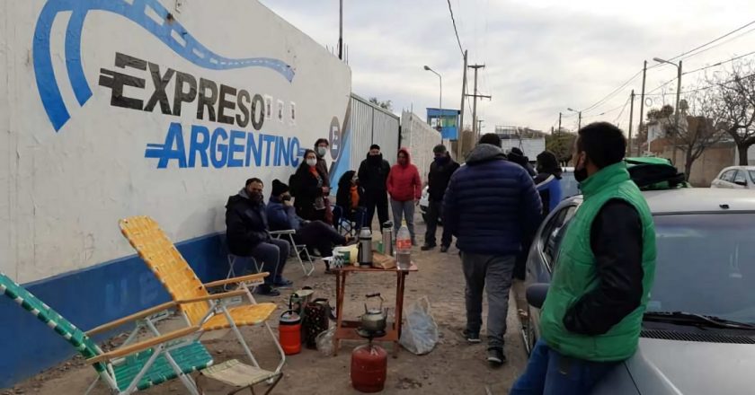 Acampan en la sede de Expreso Argentino porque los suspendieron sin goce de sueldo