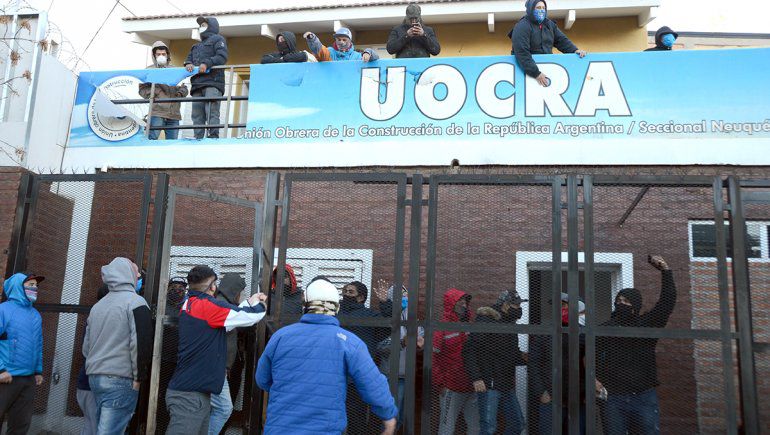 Tensión en Neuquén: desocupados de la UOCRA tomaron la sede gremial