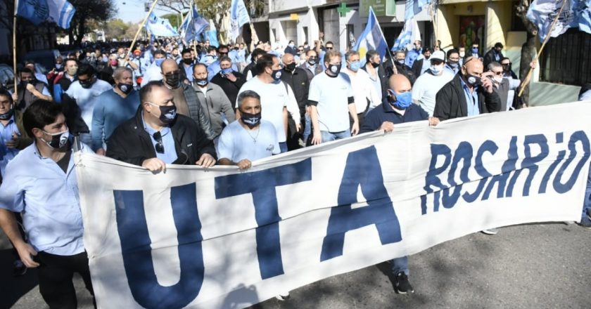 Cientos de choferes rosarinos rompen el aislamiento y marchan para pedir que les paguen los salarios