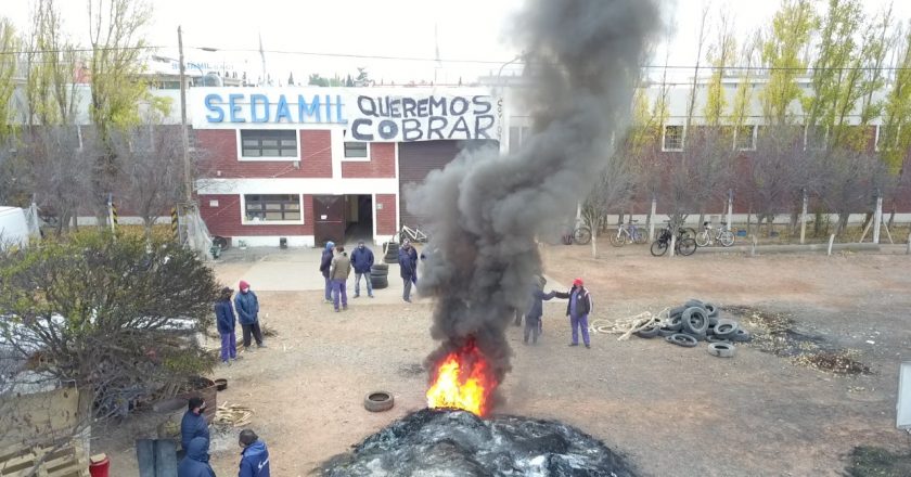 Por salarios adeudados, tomaron la empresa textil que hizo la tela para la camiseta de la Selección