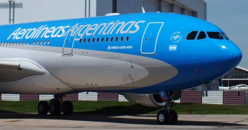 Aerolíneas tampoco resiste: suspende 7.500 empleados y negocia los salarios