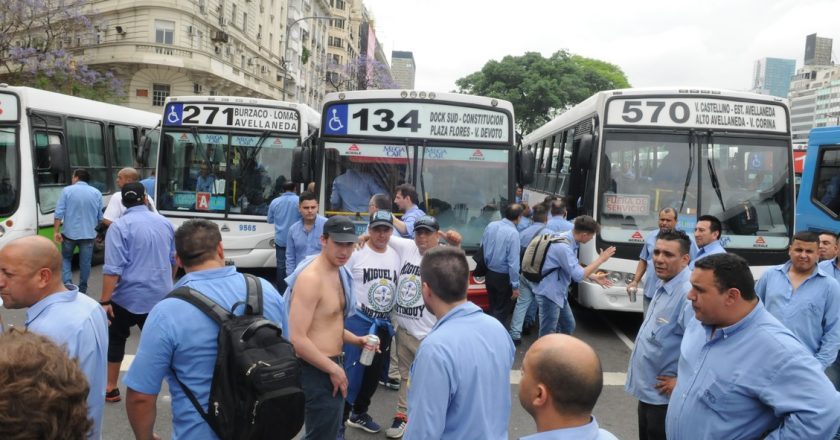 Con la novedad de que se negoció con la oposición a Fernández, se levantó el paro de colectivos en todo el país