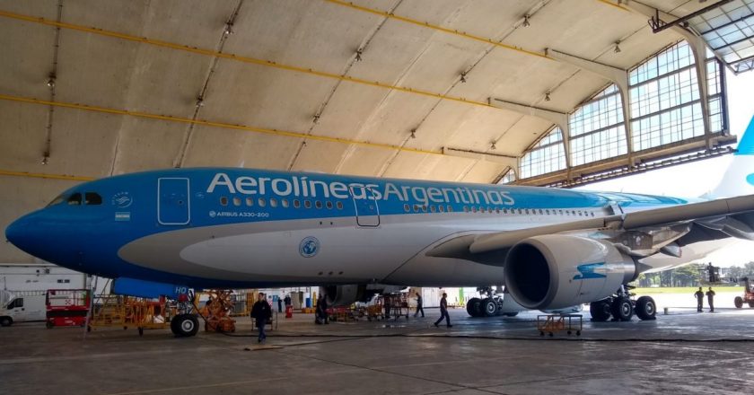 Cinco gremios aeronáuticos objetaron la propuesta de Aerolíneas Argentinas de suspender con recorte de salarios