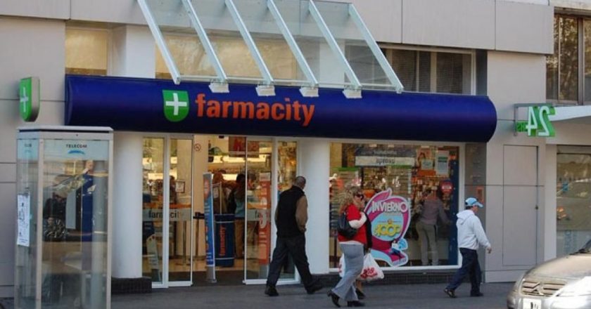 Denuncian a Farmacity aprieta a sus trabajadores para aceptar rebajas salariales