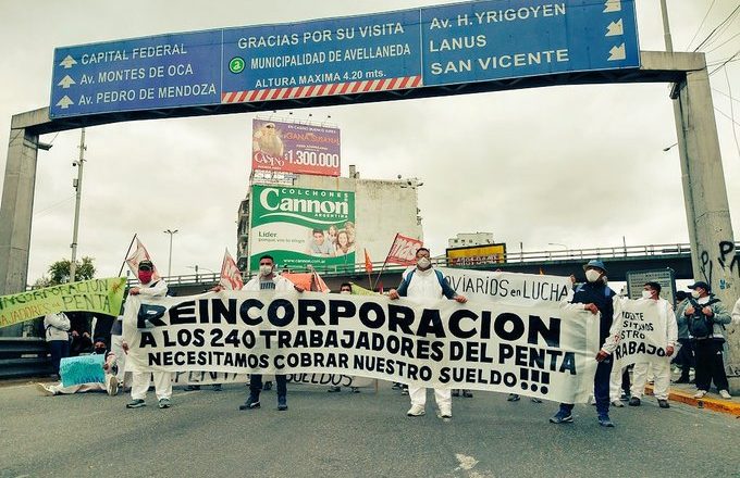 Tras el ataque de una patota, trabajadores del frigorífico Penta protestaron al pie del Puente Pueyrredón