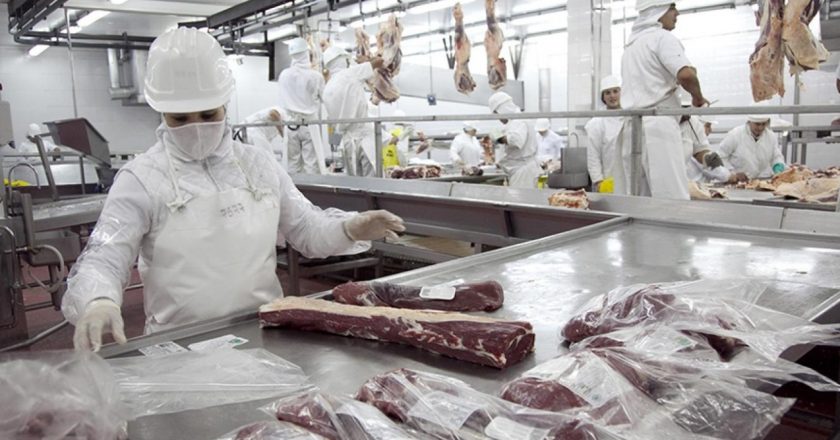 El gremio de la carne cierra paritaria 2022 en un 55% por 10 meses y supera la pauta fijada por el gobierno en 10 puntos