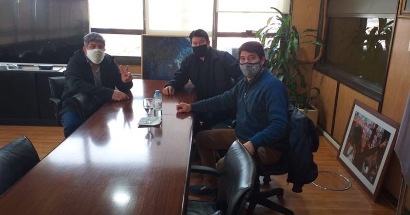 Salarios fraccionados y la amenaza de 340 despidos en OCA, que espera un salvataje de Moyano