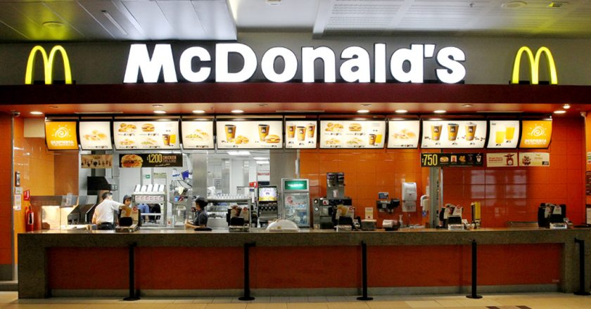La justicia voltea el acuerdo del 75% y ordena a McDonald’s pagar salarios completos a trabajadora suspendida