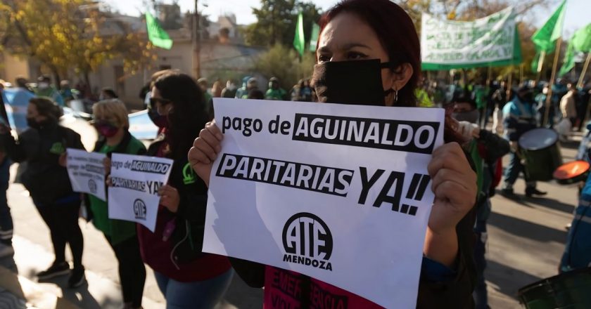 Estatales mendocinos reclaman pago «en tiempo y forma» de aguinaldo y anuncian medidas de fuerza