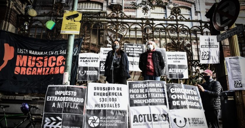 Los fotógrafos llevan su pedido de compensación salarial de 30 mil pesos al Ministerio de Cultura