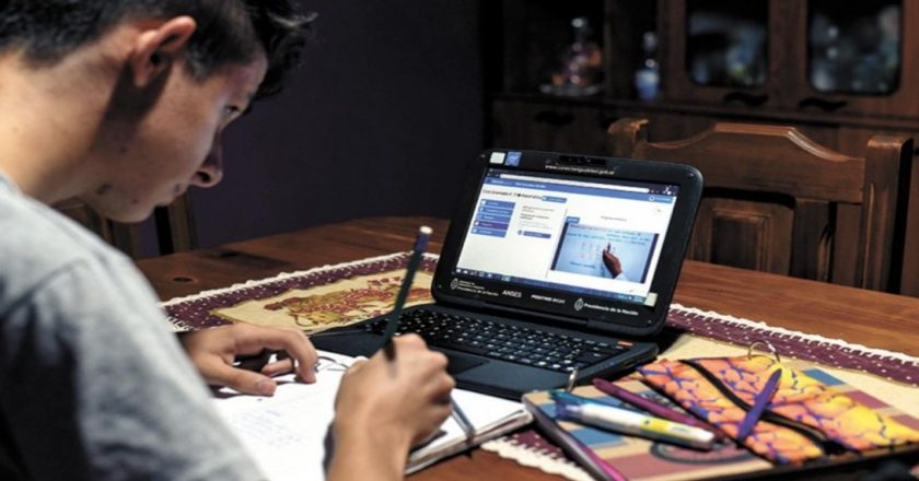 Los docentes realizarán un «apagón virtual» para protestar contra el desdoblamiento del aguinaldo