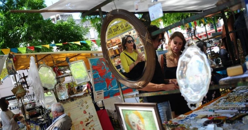 Feria, teatro callejero y olla popular, la peculiar protesta de los artesanos para pedir alimentos y ayuda económica