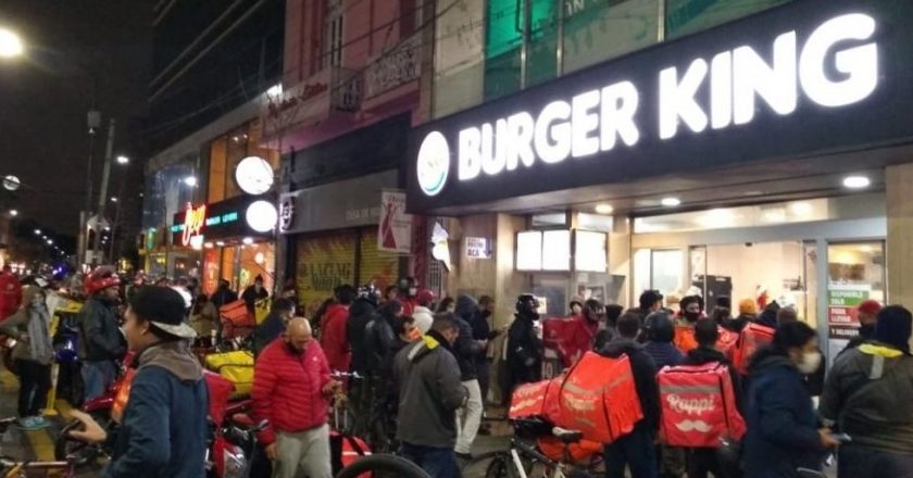 Burguer King lanzó una promoción y generó amontonamientos de repartidores en el pico de contagios