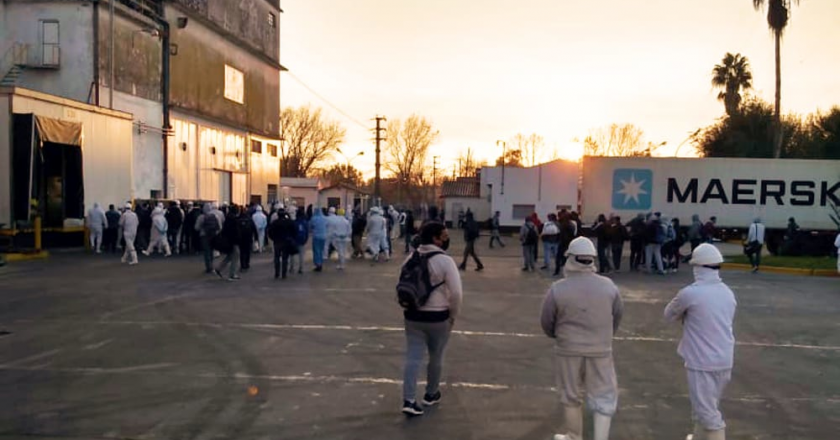 Descontrol en el frigorífico Santa Giulia: 20 contagios, 11 despidos y un corte de ruta