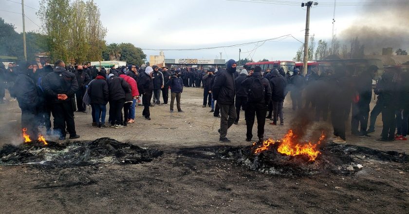 Por deudas salariales vuelven a paralizar el servicio urbano de pasajeros en la capital de Córdoba