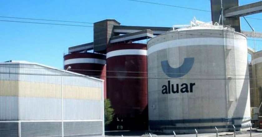 Con las paritarias congeladas, metalúrgicos prorrogaron esquema de suspensiones con recortes salariales en Aluar