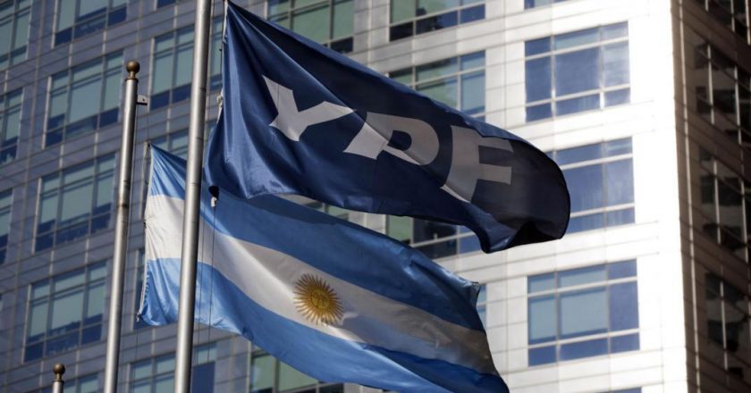 YPF lanzó un plan de retiros voluntarios para achicar su planta de fuera de convenio