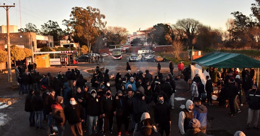 Pagaron sueldo y aguinaldo y la oposición de la UTA levantó el paro de colectivos en Mar del Plata
