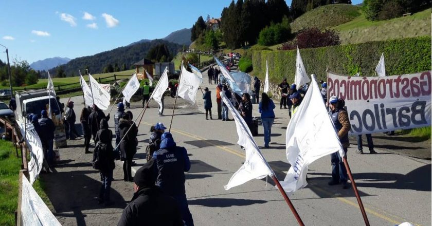 Unos 3.700 trabajadores temporarios de Bariloche buscan ayuda para superar la pandemia