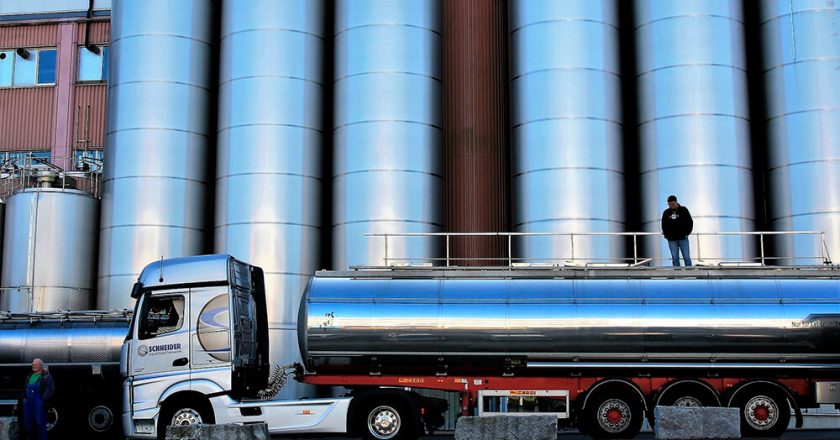 Las empresas quieren congelar salarios y asoma un conflicto en la industria láctea