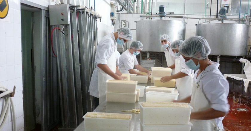 Lecheros paran por 24 horas pero avisan que procesarán materia prima si es donada