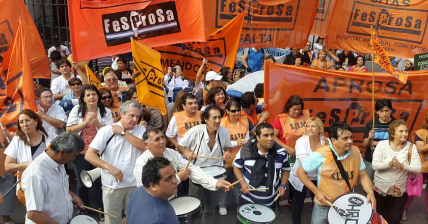 En el pico de contagios, paros y moviilzaciones de médicos por reapertura de paritarias y el cobro del bono