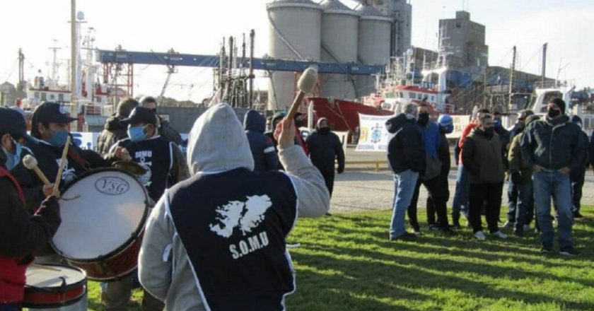 Marineros de Rawson hacen paro esta semana y se retrasa el inicio de la temporada del langostino