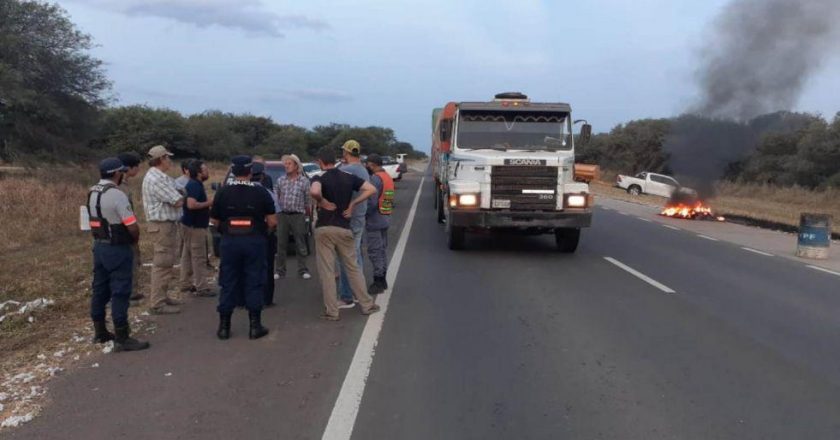 Camioneros santafesinos protestaron para poder circular en la RN 34 camino a Santiago del Estero