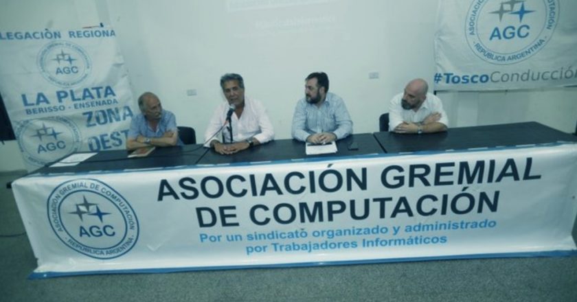 Un saludo de Alberto desató una batalla por la representación de los informáticos