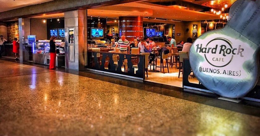Exigen el pago de aguinaldo a empleados del Hard Rock Café de Aeroparque