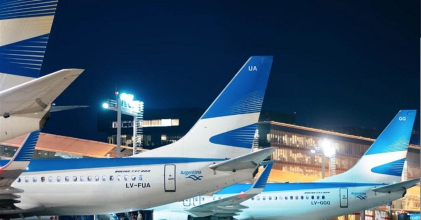 Aerolíneas busca extender las suspensiones y Aeronavegantes advierte que no aceptará reducciones salariales