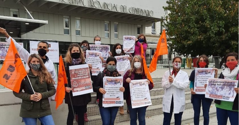 Advierten que el sistema sanitario está muy exigido y que cada vez hay menos personal porque tienen 10 mil contagiados