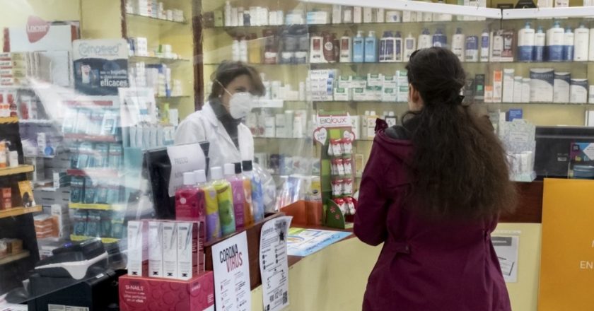 La rebelión de los esenciales: empleados de farmacia en alerta en demanda de aumento salarial