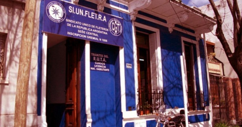 30 hombres con cuchillos encerraron y amenazaron al secretario general del Sindicato de Fleteros