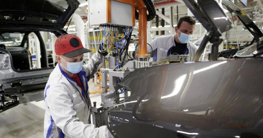 Tras una ola de cierres, gobierno, gremios y empresas acordaron buscan recuperar 15 mil empleos en el sector