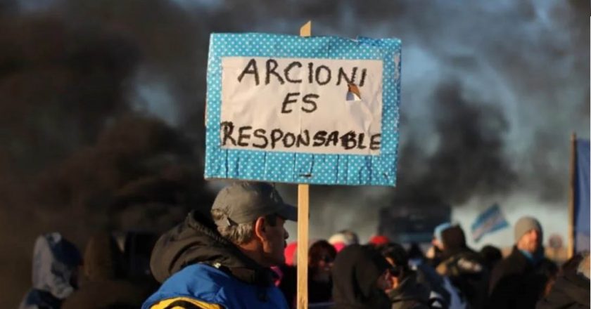 Arcioni debe salarios y aguinaldo y los docentes extienden el paro hasta el sábado