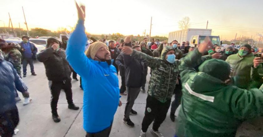 En un mensaje a dos bandas, Moyano amenaza con volver a bloquear Mercado Libre