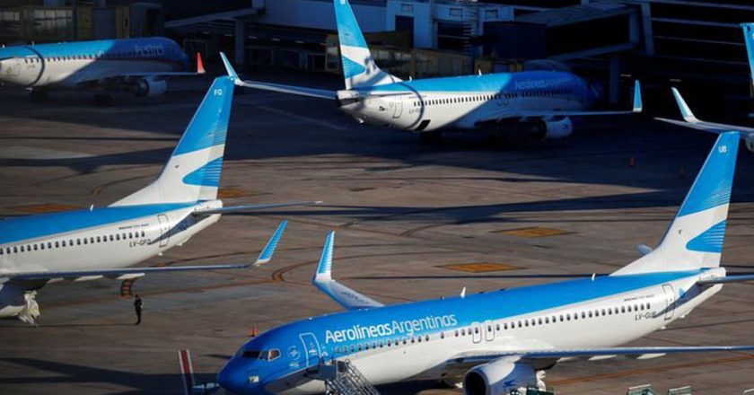 Aerolíneas extiende las suspensiones rotativas por 60 días pero mantiene el pago del 100% de los salarios