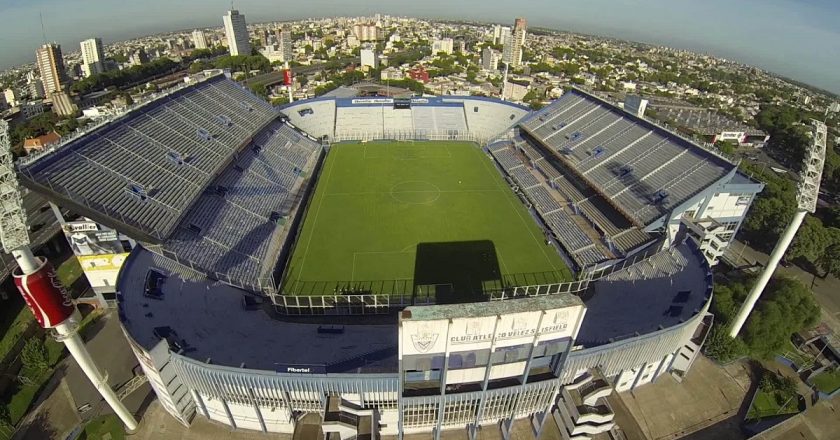 Preocupación porque, aunque hay brote de casos, Velez mantiene trabajando a los empleados del club