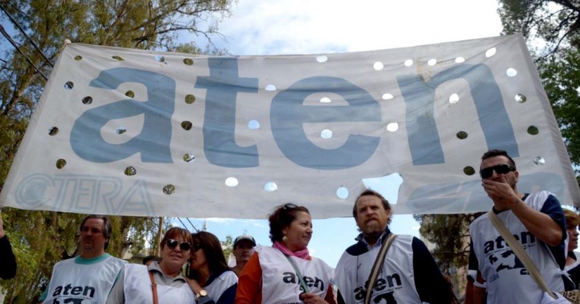 Docentes neuquinos inician semana de huelga por demoras en el pago de salarios